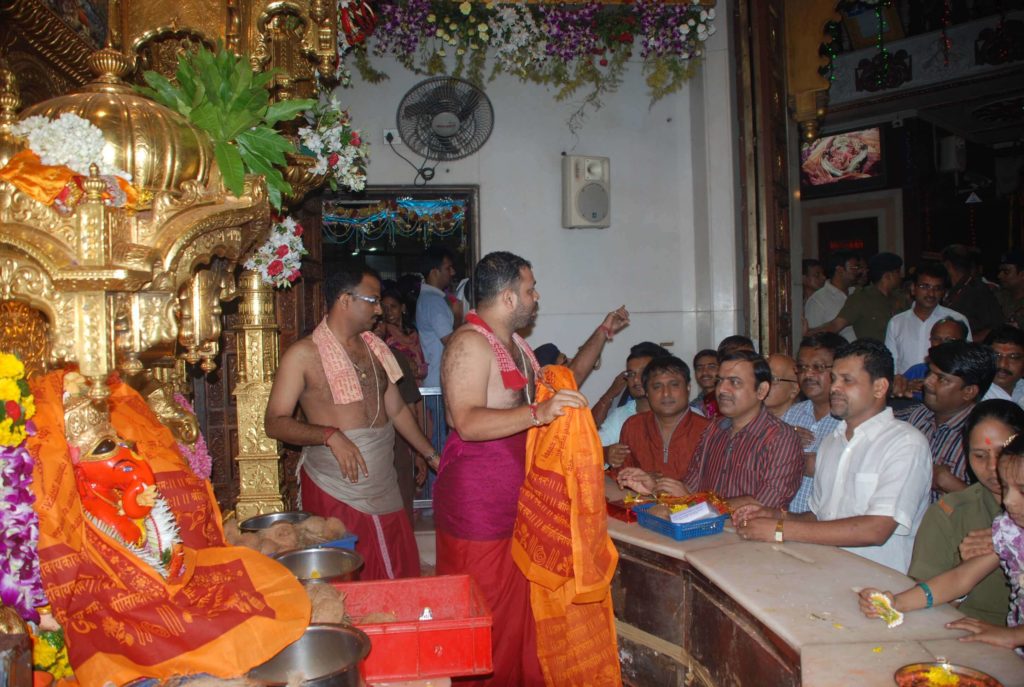 Harsshit Abhiraj Events : Angarki Team at Siddhivinayak Temple
